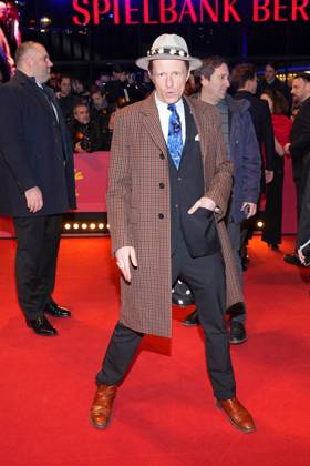 Alexander Scheer bei der Verleihung des Goldenen Ehrenbaers waehrend der Berlin Internationale Filmfestpiele Berlin am 20.02.2024 im Berlinale Palast in Berlin. Berlin Deutschland