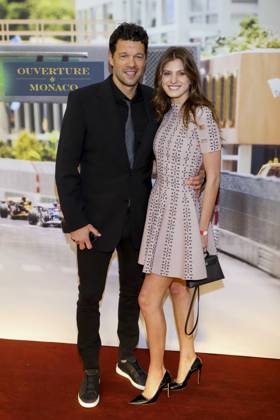 Michael Ballack, Sophia Schneiderhan Freundin Frau zu Gast bei der Eroeffnung der neuen Monaco-Welt im Miniatur Wunderland auf dem roten Teppich am Donnerstag 25.04.2024 in Hamburg Zweierbild Zweiermotiv Hochformat HH Deutschland