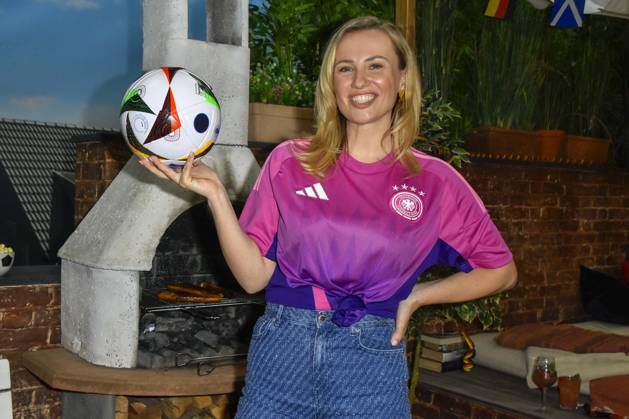 Ania Niedieck, Alles was zählt EM Fussball die Schauspielerin im Trikot der Deutschen Fussball Nationalmannschaft und mit Fan Artickel, die Darsteller der RTL Daily Soaps Alles was zählt und Unter uns sind bereits im Fussball EM Fieder und geben alles um gute Stimmung fuer die Deutsche Fussball Nationalmannschaft zu machen beim gemeinsamen Fussball EM Fototermin in dem MMC Studio am 10.06.2024 in Koeln Einzelbild Einzelmotiv Querformat Halbfigur NRW Deutschland