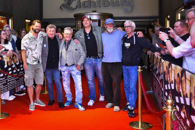 Essen-28.06.2024-25 Jahre Bang Boon Bang Peter Thorwarth Willi Thomczyk Martin Semmelrogge Christian Kahrmann, Jochen Nickel,Ralf Richter Schauspieler Wiedersehen nach 25 Jahren, Bang Boom Bang ist eine deutsche Filmkomödie aus dem Jahr 1999 zu sehen im Ramen der Ausstellung Glueckauf – Film ab! Kino u.Filmgeschichte des Ruhrgebiets im Kino Lichtburg Gruppenbild Querformat NRW Deutschland