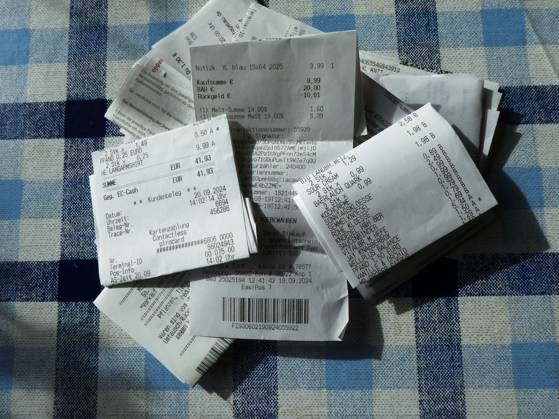 1124-Symbolbild Haushalt Kassenbon Ein Haufen Kassenbons liegt auf einem Tisch Ein Kassenbon ist ein automatisch von elektronischen oder computergestützten Kassensystemen oder Registrierkassen erzeugter Beleg über den Kauf und die Bezahlung von Waren oder Dienstleistungen HH Deutschland