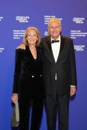 Julia Jaekel, Ulrich Wickert bei der Verleihung des Preis fuer Verstaendigung und Toleranz am 16 November 2024 im Juedischen Museum in Berlin. Berlin Deutschland