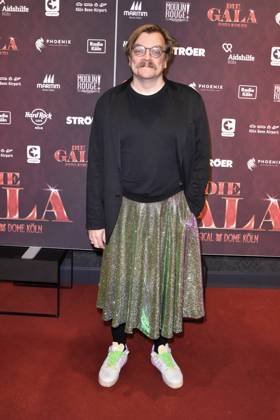 Nilz Bokelberg, eigentlich Nils Bokelberg der Moderator traegt einen Rock zu Gast auf dem roten Teppich bei der Koelner Aids Gala - Die Gala im Musical Dome am 02.Dezember 2024 in Koeln NRW Deutschland