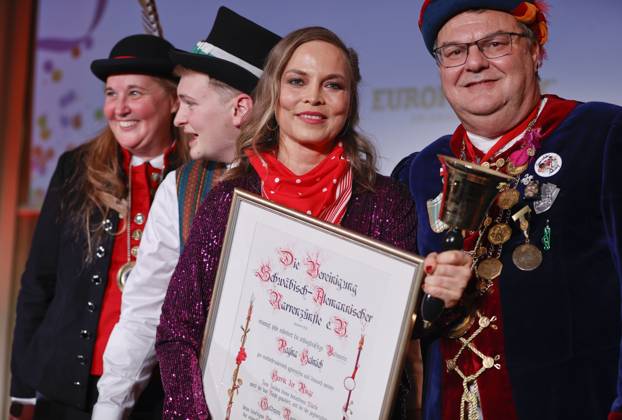 Bilder des Jahres 2025, Entertainment 02 Februar Entertainment Themen der Woche KW08 Entertainment Bilder des Tages Rust, Germany - February 19, 2025: Presentation of the golden jesters bell die 18. Goldene Narrenschelle der Vereinigung Schwäbisch-Alemannischer Narrenzünfte wurde im Europa-Park in Rust an Regina Halmich verliehen, hier mit Roland Haag Presentation of the golden jesters bell Regina Halmich bekommt im Europa-Park die Goldene Narrenschelle 2025 der Vereinigung Schwäbisch-Alemannischer Narrenzünfte (VSAN)