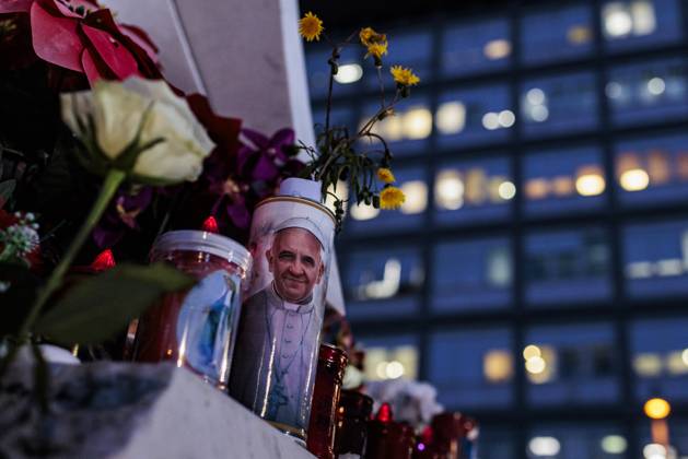 Bilder des Jahres 2025, News 02 Februar News Themen der Woche KW08 News Bilder des Tages Pope Francis hospitalized at Gemelli hospital in Rome People place candles under the statue of John Paul II at the entrance to the Gemelli hospital, where Pope Francis is hospitalized, in Rome, Italy, 20 February 2025. Pope Francis is continuing to do some work while he is being treated for bronchitis and double pneumonia, Pope Francis was hospitalized on 14 February due to a respiratory tract infection. Rome, Italy, 20 Feb 2025, Credit:Francesco Fotia Avalon Italy, Italia, Rome Copyright: xFrancescoxFotiax xAvalonx 0966556531