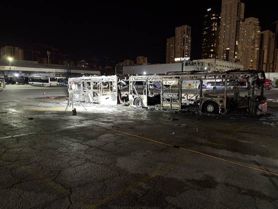 Bilder des Jahres 2025, News 02 Februar News Themen der Woche KW08 (250220) -- BAT YAM, Feb. 20, 2025 -- Photo taken on Feb. 20, 2025 shows the scene of a bus explosion in Bat Yam, near Tel Aviv, Israel. Three empty buses exploded simultaneously Thursday night in Israel s Tel Aviv area, while explosive devices were found on at least two others before they could detonate, in what police said was a suspected terror attack. ISRAEL-BAT YAM-BUS EXPLOSIONS XinxHua 
