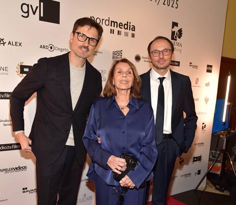DAFFNE Preisverleihung 2025 Berlin Senta Berger mit ihren Söhnen Simon Verhoeven und Luca Verhoeven Ankunft zum 12 mal DAfFNE Deutsche Akademie für Fernsehen, eine Ehrenauszeichnung für ein herausragendes Lebenswerk zur 75.ten Berlinale in Berlin, am 21.02.2025