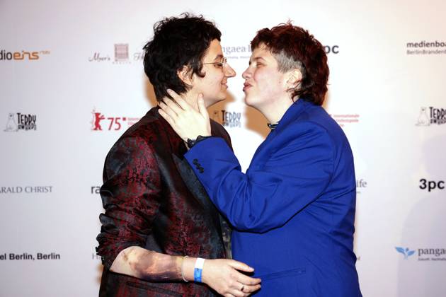 Marie Luise Lehner mit Begleitung bei der Verleihung des 39. Teddy Award 2025 im Rahmen der Berlinale 2025 75. Internationale Filmfestspiele Berlin in der Volksbuehne. Berlin, 21.02.2025