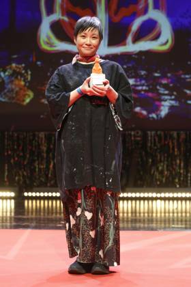 Lesley Loksi Chan bei der Verleihung des 39. Teddy Award 2025 im Rahmen der Berlinale 2025 75. Internationale Filmfestspiele Berlin in der Volksbuehne. Berlin, 21.02.2025