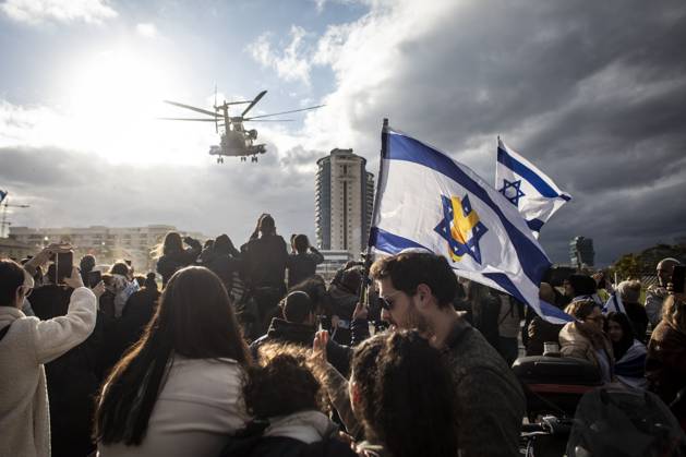 Bilder des Jahres 2025, News 02 Februar News Themen der Woche KW08 News Bilder des Tages Arrivel of Omer Shem-Tov and Eliya Cohen to Hospital Well wishers and friends of Israeli released hostages Omer Shem-Tov and Eliya Cohen wave the Israeli flag as they land at Beilinson hospital in Petah Tikvah Saturday, Feb 22 2025. Hamas released six hostages Saturday. Israel is also set to free hundreds of Palestinian prisoners in line with the ceasefire deal. Eliya Cohen, Omer Shem Tov and Omer Wenkert, Tal Shoham, Hisham al-Sayed and Avera Mengistu. Photo by Eyal Warshavsky. Petah Tikvah Israel Copyright: xEyalxWarshavskyx