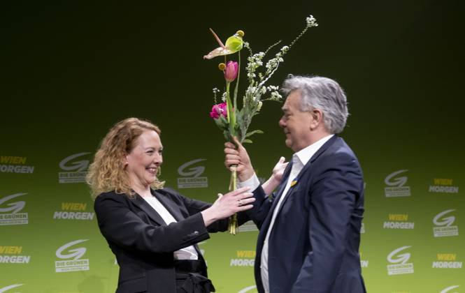 Bilder des Jahres 2025, News 02 Februar News Themen der Woche KW08 News Bilder des Tages photonews.at - Wien, 22.02.2025. Aufgrund der vorgezogenen Landtags- und Gemeideratswahlen treffen sie Wiener Gruenen zu ihrer 90. Landesversammlung unter dem Motto Wien Morgen in der Messe Wien und erstellen ihre Kandidatenliste für die Wahl. PHOTO: Gewaehlte Spitzenkandidatin der Wr. Gruenen Judith Puehringer mit Bundesvorsitzender der Gruenen Werner Kogler Vienna (AUSTRIA) - Due to the early state parliamentary and municipal council elections, the Vienna Greens meet for their 90th state assembly under the motto Vienna Tomorrow and draw up their list of candidates for the election. Wahlen, Gemeinderatswahlen, Landtagswahlen, Wien-Wahl, Grune, Landesversammlung, LV, Liste, Listenwahl, Blumen, Blumenstrauss 20250222 90