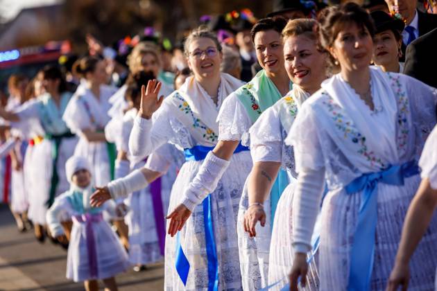 Bilder des Jahres 2025, News 02 Februar News Themen der Woche KW08 News Bilder des Tages Wendische Fastnacht im Spreewald DEU Deutschland Brandenburg Babow, 22.02.2025, Spreewaelder Fastnacht (Zapust), Fastnachtsgesellschaft im Dorf Babow bei Vetschau im Spreewald. Der sorbisch-wendische Fastnachtsumzug, auch Zapust, ist ein in vielen Doerfern der Lausitz und im Spreewald gefeierter Winter-Brauch. Beim Zapust ziehen die Frauen in ihrer wendischen Festtagstracht und die Maenner in schwarzen Anzuegen und mit geschmuecktem Hut singend und tanzend durch das Dorf um den Winter auszutreiben und den Fruehling zu begruessen.