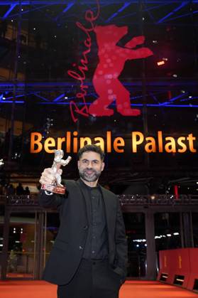 Gabriel Mascaro mit dem Silbernen Bär Großer Preis der Jury für The Blue Trail bei der Closing Ceremony mit Preisverleihung auf der Berlinale 2025 75. Internationale Filmfestspiele Berlin im Berlinale Palast. Berlin, 22.02.2025