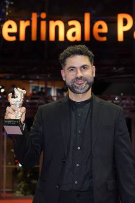 Gabriel Mascaro mit dem Silbernen Bär Großer Preis der Jury für The Blue Trail bei der Closing Ceremony mit Preisverleihung auf der Berlinale 2025 75. Internationale Filmfestspiele Berlin im Berlinale Palast. Berlin, 22.02.2025