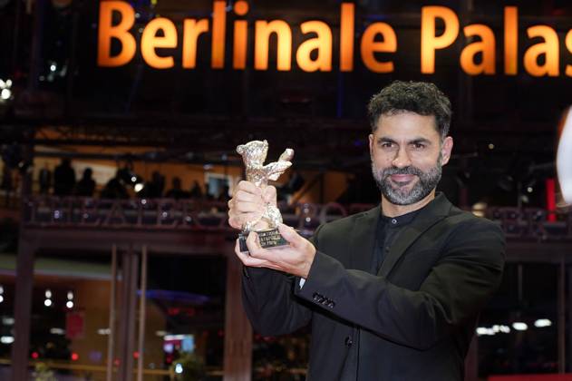 Gabriel Mascaro mit dem Silbernen Bär Großer Preis der Jury für The Blue Trail bei der Closing Ceremony mit Preisverleihung auf der Berlinale 2025 75. Internationale Filmfestspiele Berlin im Berlinale Palast. Berlin, 22.02.2025