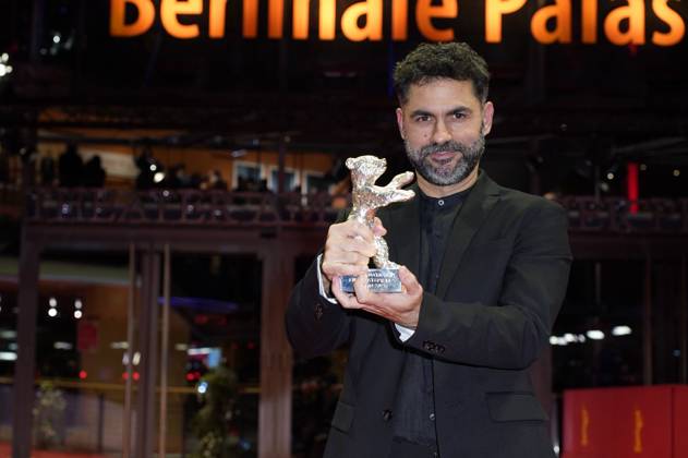 Gabriel Mascaro mit dem Silbernen Bär Großer Preis der Jury für The Blue Trail bei der Closing Ceremony mit Preisverleihung auf der Berlinale 2025 75. Internationale Filmfestspiele Berlin im Berlinale Palast. Berlin, 22.02.2025