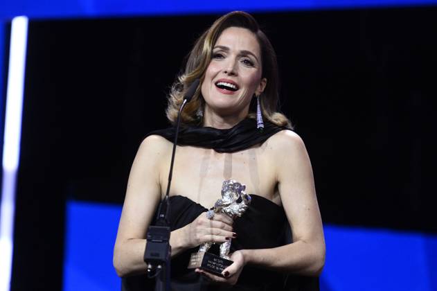 Bilder des Jahres 2025, Entertainment 02 Februar Entertainment Themen der Woche KW08 Entertainment Bilder des Tages Rose Byrne mit dem Silbernen Bär für die Beste Schauspielerische Leistung in einer Hauptrolle für If I Had Legs I™d Kick You bei der Closing Ceremony mit Preisverleihung auf der Berlinale 2025 75. Internationale Filmfestspiele Berlin im Berlinale Palast. Berlin, 22.02.2025