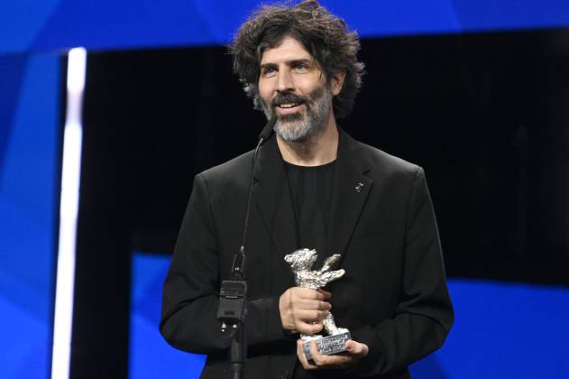 Gabriel Mascaro mit dem Silbernen Bär Großer Preis der Jury für The Blue Trail bei der Closing Ceremony mit Preisverleihung auf der Berlinale 2025 75. Internationale Filmfestspiele Berlin im Berlinale Palast. Berlin, 22.02.2025