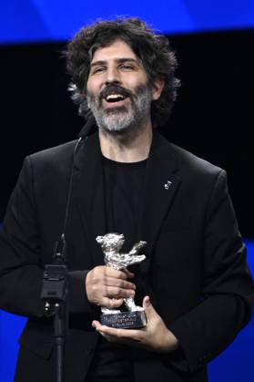 Gabriel Mascaro mit dem Silbernen Bär Großer Preis der Jury für The Blue Trail bei der Closing Ceremony mit Preisverleihung auf der Berlinale 2025 75. Internationale Filmfestspiele Berlin im Berlinale Palast. Berlin, 22.02.2025