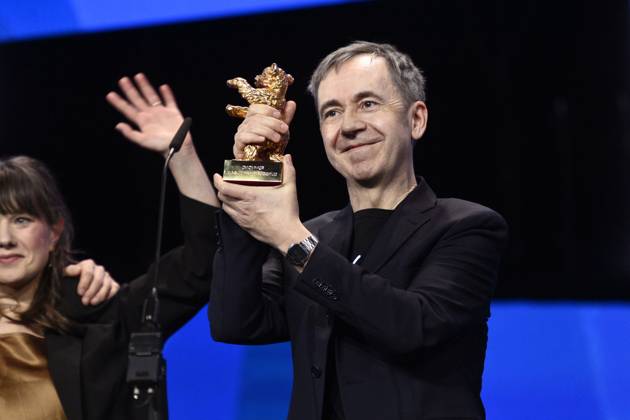 Entertainment Themen der Woche KW08 Entertainment Bilder des Tages Dag Johan Haugerud mit dem Goldenen Bär für den Besten Film für Dreams (Sex Love) bei der Closing Ceremony mit Preisverleihung auf der Berlinale 2025 75. Internationale Filmfestspiele Berlin im Berlinale Palast. Berlin, 22.02.2025