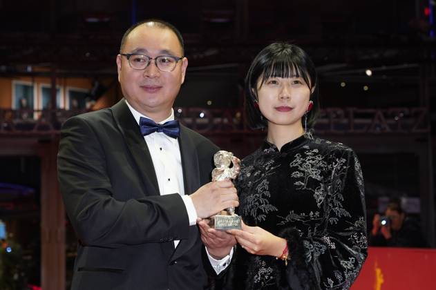 Huo Meng und Zhang Fan mit dem Silbernen Bär für die beste Regie bei Sheng xi zhi di Living the Land beim Photocall mit den Preisträgern auf der Berlinale 2025 75. Internationale Filmfestspiele Berlin im Berlinale Palast. Berlin, 22.02.2025