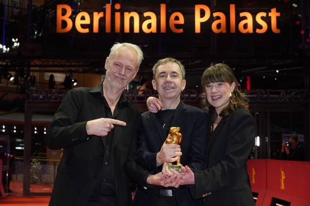 Yngve Saether, Dag Johan Haugerud und Hege Hauff Hvattum mit dem Goldenen Bär für den besten Film Drommer Dreams (Sex Love) beim Photocall mit den Preisträgern auf der Berlinale 2025 75. Internationale Filmfestspiele Berlin im Berlinale Palast. Berlin, 22.02.2025