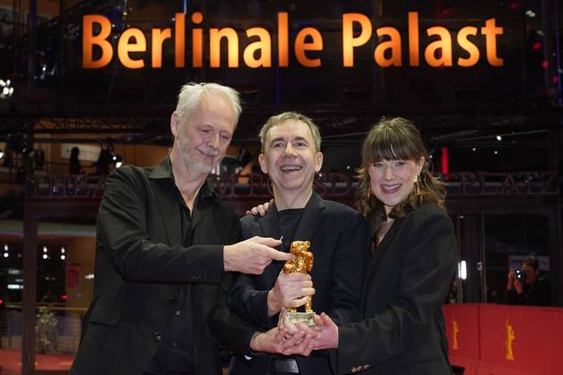Yngve Saether, Dag Johan Haugerud und Hege Hauff Hvattum mit dem Goldenen Bär für den besten Film Drommer Dreams (Sex Love) beim Photocall mit den Preisträgern auf der Berlinale 2025 75. Internationale Filmfestspiele Berlin im Berlinale Palast. Berlin, 22.02.2025