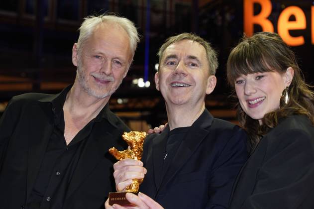 Yngve Saether, Dag Johan Haugerud und Hege Hauff Hvattum mit dem Goldenen Bär für den besten Film Drommer Dreams (Sex Love) beim Photocall mit den Preisträgern auf der Berlinale 2025 75. Internationale Filmfestspiele Berlin im Berlinale Palast. Berlin, 22.02.2025