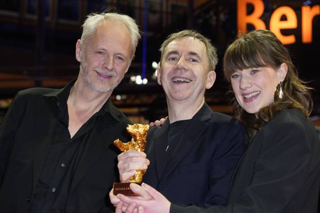 Yngve Saether, Dag Johan Haugerud und Hege Hauff Hvattum mit dem Goldenen Bär für den besten Film Drommer Dreams (Sex Love) beim Photocall mit den Preisträgern auf der Berlinale 2025 75. Internationale Filmfestspiele Berlin im Berlinale Palast. Berlin, 22.02.2025