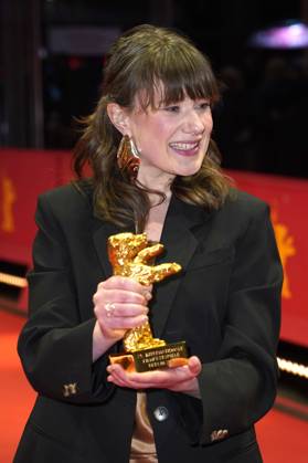 Hege Hauff Hvattum mit dem Goldenen Bär für den besten Film Drommer Dreams (Sex Love) beim Photocall mit den Preisträgern auf der Berlinale 2025 75. Internationale Filmfestspiele Berlin im Berlinale Palast. Berlin, 22.02.2025