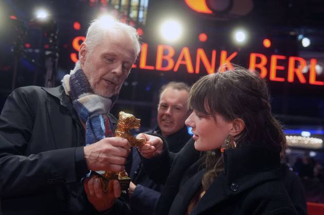Yngve Saether und Hege Hauff Hvattum mit dem Goldenen Bär für den besten Film Drommer Dreams (Sex Love) beim Photocall mit den Preisträgern auf der Berlinale 2025 75. Internationale Filmfestspiele Berlin im Berlinale Palast. Berlin, 22.02.2025