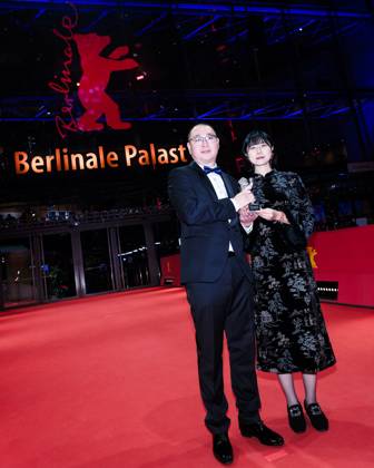 Winners Photocall after the Closing Ceremony , Berlinale Palast, Berlin, Germany Chinese Director Huo Meng and producer Zhang Fan, winner of the Silver Bear for Best Director for the film Living the Land poses on the red carpet during the Winners Photocall after the Closing Ceremony during Berlinale (Berlin Film Festival) at Berlinale Palast, Berlin, , Germany on 22 February 2025. Picture, Credit:Julie Edwards Avalon Germany, Potsdammer Platz, Berlin, Berlinale Palast Copyright: xJuliexEdwardsx xAvalonx 0967650169
