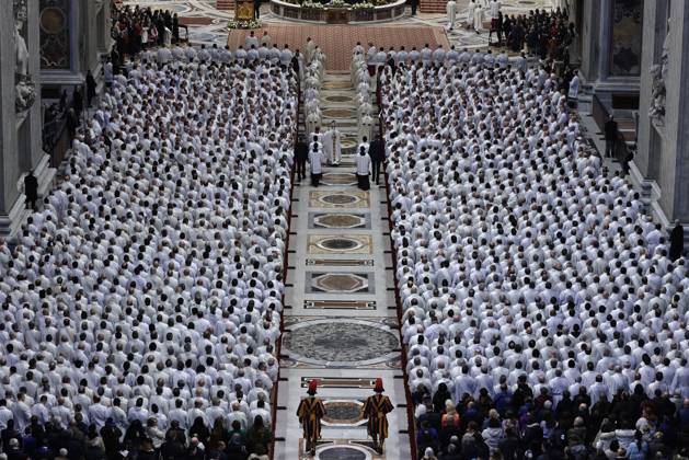 Bilder des Jahres 2025, News 02 Februar News Themen der Woche KW08 News Bilder des Tages February 23, 2025 - Vatican City. Archbishop RINA FISICHELLA celebrates Holy Mass on the occasion of the Jubilee of Deacons in St. Peter s Basilica at the Vatican. EvandroInetti_via ZUMA Wire Vatican City State - ZUMAi15_ 20250223_zaf_i15_003 Copyright: xEvandroxInettix