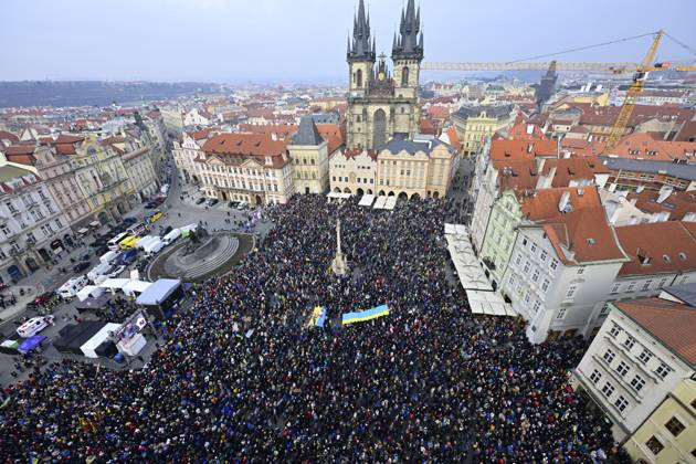 Bilder des Jahres 2025, News 02 Februar News Themen der Woche KW08 News Bilder des Tages Rally Together for Ukraine, convened by Memory of the Nation, People in Need, Million Chvilek pro demokracii, Thanks We Can and the European Congress of Ukrainians, commemorating three years since the Russian attack on Ukraine at Oldtown Square in Prague, Czech Republic, February 23, 2025. (CTKxPhoto VitxSimanek) CTKPhotoP2025022305150  CTKPhotoP2025022305150