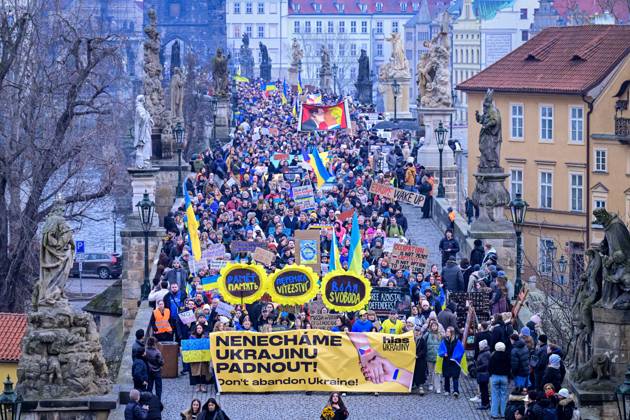 Bilder des Jahres 2025, News 02 Februar News Themen der Woche KW08 News Bilder des Tages Rally Together for Ukraine, convened by Memory of the Nation, People in Need, Million Chvilek pro demokracii, Thanks We Can and the European Congress of Ukrainians, commemorating three years since the Russian attack on Ukraine in Prague, Czech Republic, February 23, 2025. (CTKxPhoto VitxSimanek) CTKPhotoP2025022306032  CTKPhotoP2025022306032