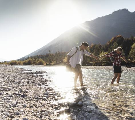 Austria, Alps, couple on a hiking trip wading in a brook model released, Symbolfoto, UUF16533