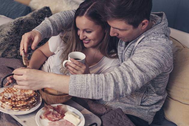 Young couple having breakfast in bed model released, Symbolfoto property released, SEBF00080