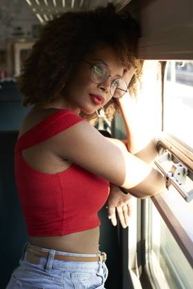 Young woman on a train looking out of window model released, Symbolfoto property released, VEGF00052