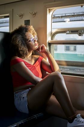 Young woman on a train looking out of window model released, Symbolfoto property released, VEGF00057