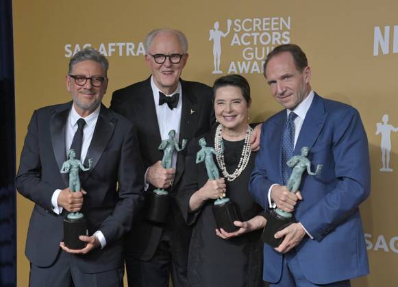 Bilder des Jahres 2025, Entertainment 02 Februar Entertainment Themen der Woche KW08 Entertainment Bilder des Tages (L-R) Sergio Castellitto, John Lithgow, Isabella Rossellini, and Ralph Fiennes, winners of the Outstanding Performance by a Cast in a Motion Picture award for Conclave, appear backstage during the 31st annual SAG Awards held at the Shrine Auditorium in Los Angeles on Sunday, February 23, 2025.  LAP20250223610 JIMxRUYMEN