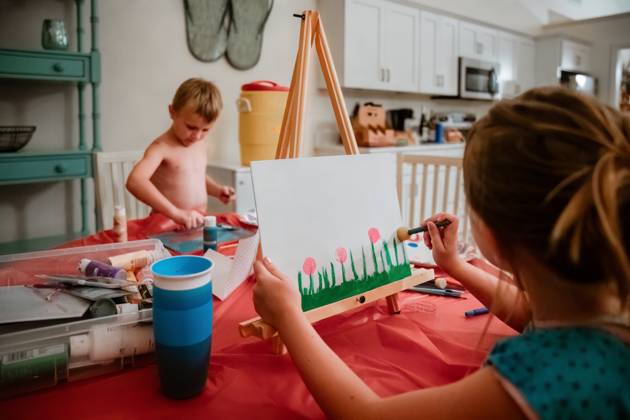 IMAGO Creative, Jahreszeit Sommer, Sommerferien Kids painting in home at dining room table Edisto Island, South Carolina, United States CR_WEKW250221-1658548-01 ,model released, Symbolfoto