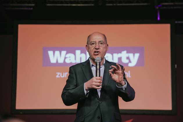 Bilder des Jahres 2025, News 02 Februar Bundestagswahl-election-Wahlparty Die Linke Die Linke leading member Gregor Gysi addresses supporters at the party™s election evening gathering after the initial results of the snap federal parliamentary elections on February 23, 2025, in Berlin, Germany. According to the preliminary results, Die Linke has received 8.7% of the vote. The elections were held following the collapse of the three-party coalition government last November. Gregor Gysi, also known as Mission Silberlocke, speaks on stage at Die Linke™s election event in the Glashaus. The early election for the 21st German Bundestag took place on Sunday. Copyright: xHamixRoshanx