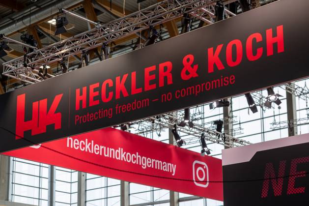 Enforce Tac 2025: Internationale Fachmesse für Sicherheit und Verteidigung, Nürnberg, 24.02.2025 Messestand von Heckler & Koch mit großem, beleuchtetem Firmenlogo und dem Slogan Protecting freedom no compromise. Das Unternehmen ist ein führender Hersteller von Schusswaffen für Militär, Polizei und Sicherheitskräfte. Nürnberg Dutzendteich Bayern Deutschland