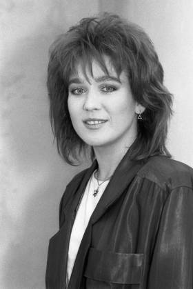Juliane Werding (Sängerin) 05 86 scha Juliane Werding am Rande eines Auftritts im WWF-Club (WDR) am 29. Mai 1986 TV Fernsehen Show Fernsehshow Deutschland deutsch deutsche Frau Gesang Schlager Pop Musik Popmusik german female singer hoch halb Porträt lächelnd sw