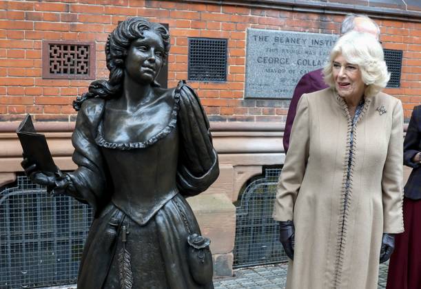 Entertainment Themen der Woche KW09 Bilder des Jahres 2025, Entertainment 02 Februar Entertainment Bilder des Tages The Queen Visits The Beaney House Of Art & Knowledge In Canterbury CANTERBURY, ENGLAND - FEBRUARY 25: Queen Camilla (R) smiles after she unveils a life-size bronze statue of Aphra Behn during a visit to The Beaney House of Art & Knowledge on February 25, 2025 in Canterbury, England. Aphra Behn was considered to be the first professional female writer in the English language and one of the most popular playwrights of the 17th century. NO UK USE FOR 48 HOURS, Credit:Avalon.red Avalon United Kingdom, England, Canterbury, The Beaney House of Art & Knowle  Copyright: xAvalon.redx xAvalonx 0968719345