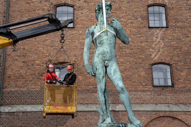 Bilder des Jahres 2025, News 02 Februar News Themen der Woche KW09 Bilder des Jahres 2025, News 02 Februar News Bilder des Tages DENMARK COPENHAGEN Five meter high Michelangelo statue of David is being moved Michelangelo s over five meter high statue of David is being moved from Copenhagen s waterfront and transported to the National Gallery of Denmark, where the sculpture will be hoisted in through a window, in Copenhagen, Tuesday, February 25, 2025. The bronze statue will be part of an exhibition about Michelangelo until September 2025. Afterwards, the statue will return to the waterfront.. (Photo: Ida Marie Odgaard Ritzau Scanpix) , Copenhagen Denmark  Copyright: RitzauxScanpix IdaxMariexOdgaardx spdk20250225-150133-L