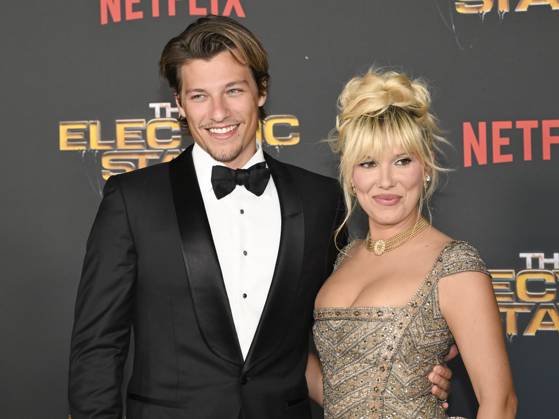 February 24, 2025, Hollywood, California, USA: Jake Bongiovi and Millie Bobby Brown atttend The Electric State World Premiere.a Hollywood USA - ZUMAb173 20250224_aap_b173_160 Copyright: xBillyxBennightx