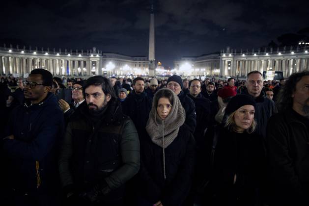Bilder des Jahres 2025, News 02 Februar February 25, 2025, Vatican City, ITALY: Faithful attend a Rosary prayer for the health of Pope Francis who is hospitalized the Agostino Gemelli Hospital to a respiratory tract infection, in Saint Peter s Square, Vatican City, 25 February 2025. ANSA ANGELO CARCONI Vatican City ITALY  - ZUMAa110 20250225_zaf_a110_059 Copyright: xAngeloxCarconix