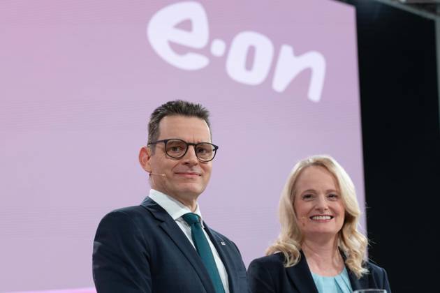 News Bilder des Tages Leonhard BIRNBAUM, Vorstandsvorsitzender CEO, Nadia JAKOBI, Vorstandsmitglied, CFO, Finanzvorstand, Bilanzpressekonferenz der E.ON SE in Essen Deutschland am 26.02.2024.