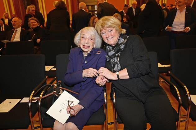Margot Friedländer und Monika Grütters bei der Verleihung der Ehrenbürgerwürde an Friede Springer im Festsaal Rotes Rathaus. Berlin, 26.02.2025